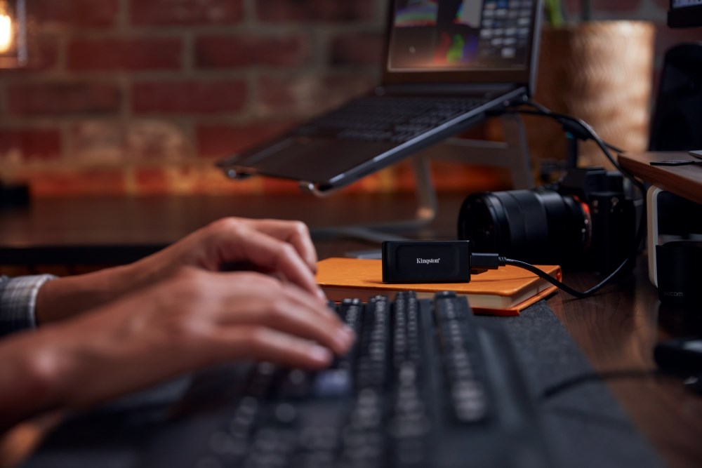 Kingston Externí SSD 1TB XS1000, USB 3.2, černá